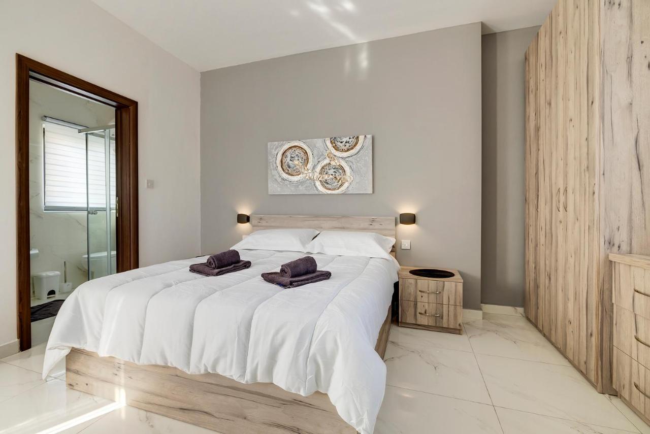 Chic 2Br Penthouse Steps From The Promenade Apartment Sliema Bagian luar foto